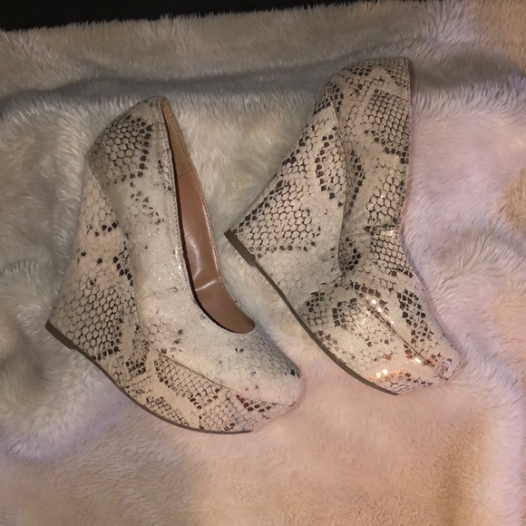 Metallic/Lt Tan Snake print platform loafers - Picture 4 of 5